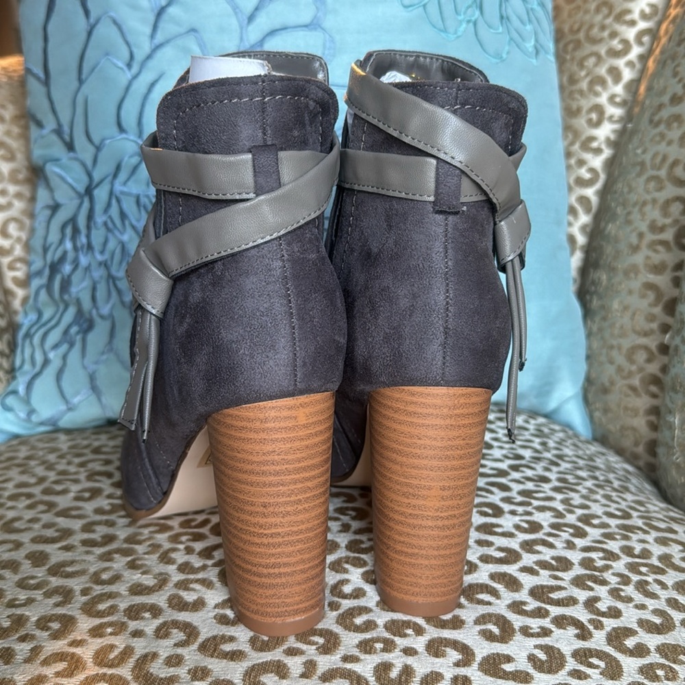 NIB Love Athena “Dean” charcoal gray faux suede block heel bootie w/ strap - Picture 9 of 11